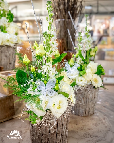 Compositions florales blanches et vertes de Tournesols exposées au salon du mariage de Charleroi 2026